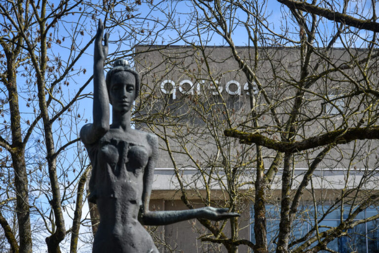 Panevėžio savivaldybė jau kitą savaitę skelbs konkursą pirkti rangos darbams kino centro „Garsas“ rekonstrukcijai į Stasio Eidrigevičiaus menų centrą. Kol kas tam Aukštaitijos sostinė kišenėje turi 3 mln. eurų. Visgi prieš porą savaičių pažadą padėti davė Vyriausybė, SEMC projektą įtraukusi į sąrašą tų, kuriems bus atseikėta iš Valstybės investicijų programos (VIP). Tiesa, finansinės injekcijos ateitų, jei tam pritars jau kitos kadencijos Seimas.