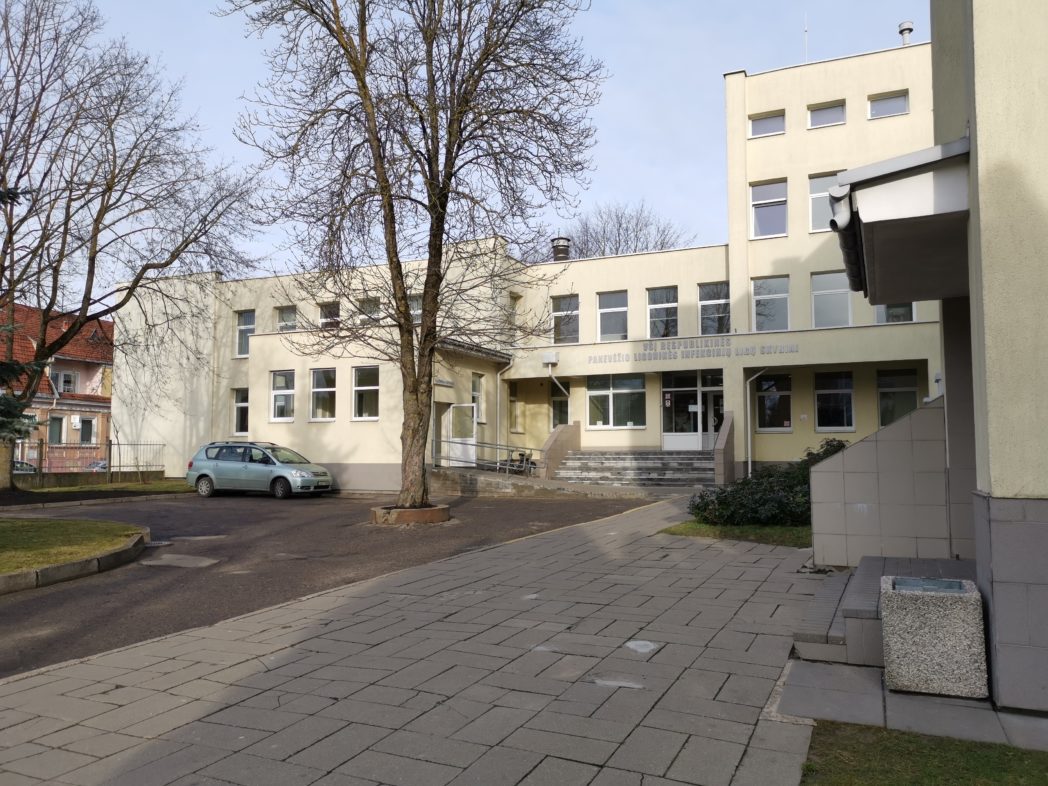 Ekstremalių sveikatai situacijų centras jau paskirstė dalį pagamintų inovatyvių kaukių-filtrų – po 5 tūkst. šių asmeninių apsaugos priemonių gavo penkios pagrindinės su koronavirusu infekuotais pacientais dirbančios ligoninės.