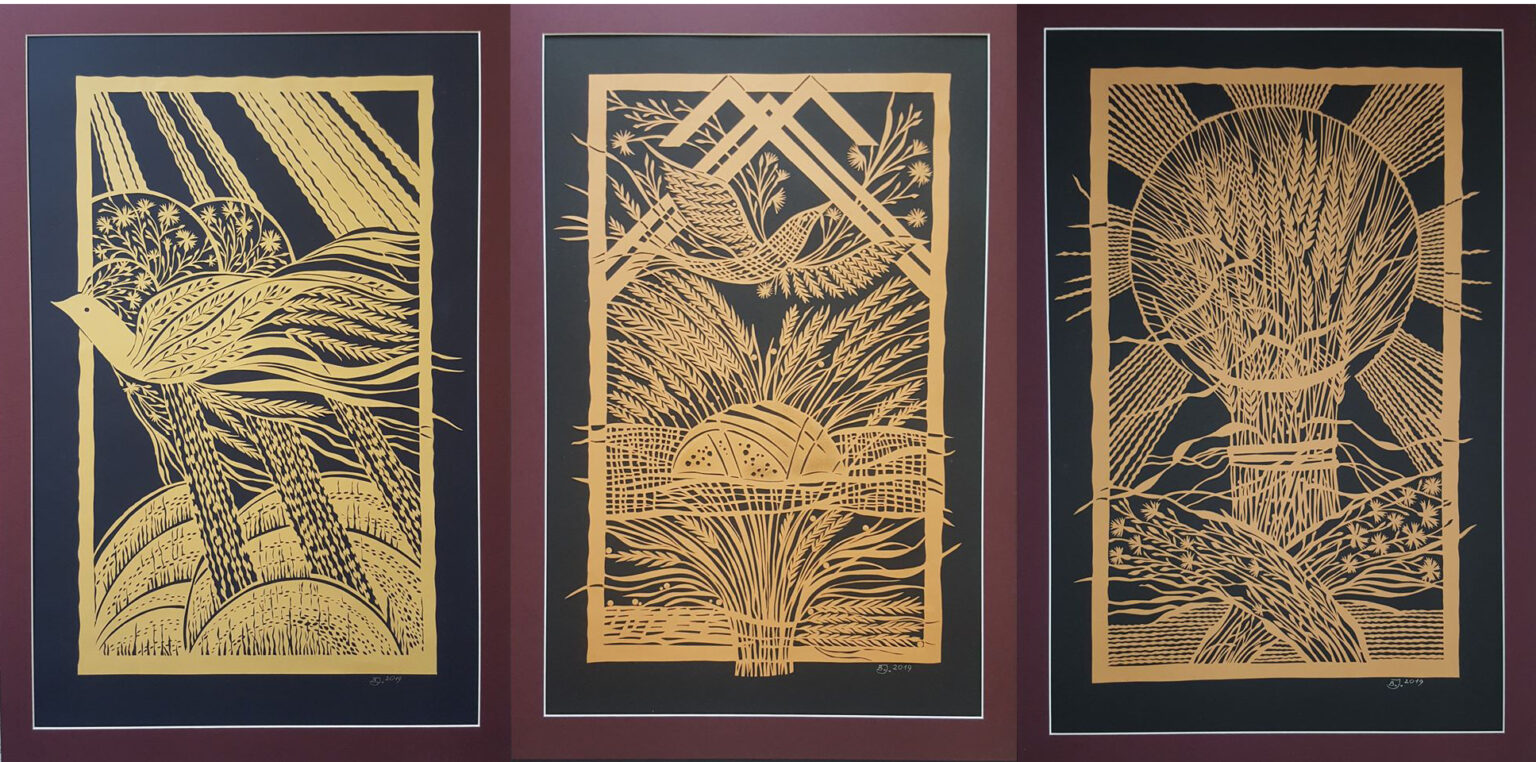 Karpiniai daugeliui asocijuojasi su iš popieriaus iškirptomis snaigėmis, nuguldavusiomis ant mokyklos langų prieš žiemos šventes. Tačiau panevėžietės tautodailininkės Bronislavos Jankaitienės karpiniai, į kuriuos ji sudeda begalinį kruopštumą, išradingumą ir meilę, – šedevrai iš popieriaus, pasakojantys vis kitą istoriją. Panevėžio viešoji biblioteka bent virtualiai kviečia pasigrožėti karpinių meistrės darbais, dedikuotais švenčiausiam lietuvių valgiui – duonai.