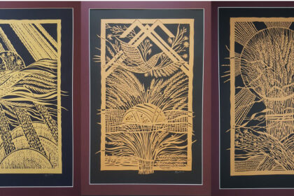 Karpiniai daugeliui asocijuojasi su iš popieriaus iškirptomis snaigėmis, nuguldavusiomis ant mokyklos langų prieš žiemos šventes. Tačiau panevėžietės tautodailininkės Bronislavos Jankaitienės karpiniai, į kuriuos ji sudeda begalinį kruopštumą, išradingumą ir meilę, – šedevrai iš popieriaus, pasakojantys vis kitą istoriją. Panevėžio viešoji biblioteka bent virtualiai kviečia pasigrožėti karpinių meistrės darbais, dedikuotais švenčiausiam lietuvių valgiui – duonai.