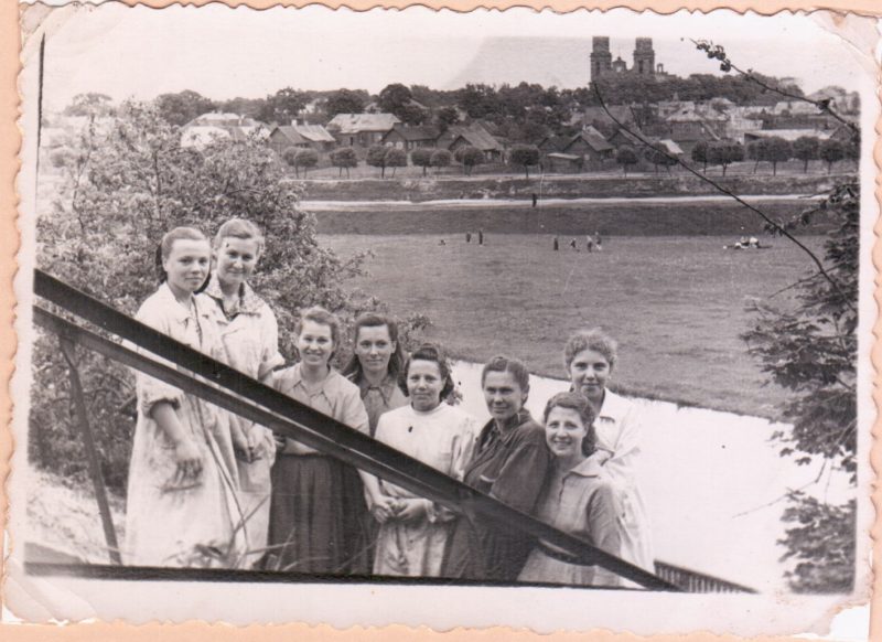 Konservų fabriko gamybos skyriaus darbuotojai. Iš kairės trečia Nina Antipova, šešta Janina Ramanauskienė, brigadininkė, atskirai stovi tolumoje Irena Gruničiūtė. Apie 1956–1957 metus. Viktoro Ramučio VITKAUSKO kolekcijos nuotr.