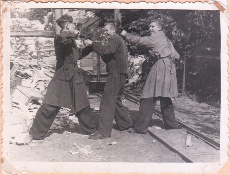 Konservų fabriko taros skyriaus darbuotojai. Pirmas iš dešinės Petras Steponavičius, antras Bronius Šakalys. Apie 1956–1957 metus. Viktoro Ramučio VITKAUSKO kolekcijos nuotr.
