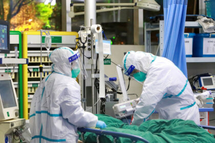 Seimas antradienį 60–100 proc. padidino atlyginimus per karantiną koronaviruso židiniuose dirbantiems sveikatos priežiūros įstaigų darbuotojams, įskaitant gydytojus rezidentus.