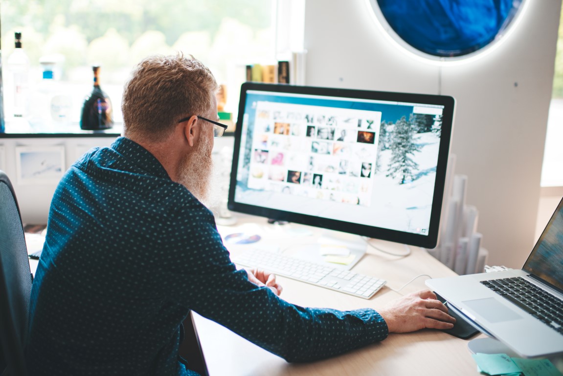 Dėl koronaviruso didžiajai daliai verslo persikėlus į elektroninę erdvę, Vartotojų teisių apsaugos tarnyba pastebi, jog daugėja klaidinančios reklamos bei apgaulių. Ji perspėja vartotojus būti budrius, įsigyjant prekes iš neaiškių pardavėjų.