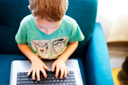 Švietimo, mokslo ir sporto ministras Algirdas Monkevičius siūlo mokykloms iki birželio 1 dienos ugdymo procesą tęsti nuotoliniu būdu, o vėliau pačioms mokykloms su steigėju spęsti dėl mokslo metų pabaigos datos.