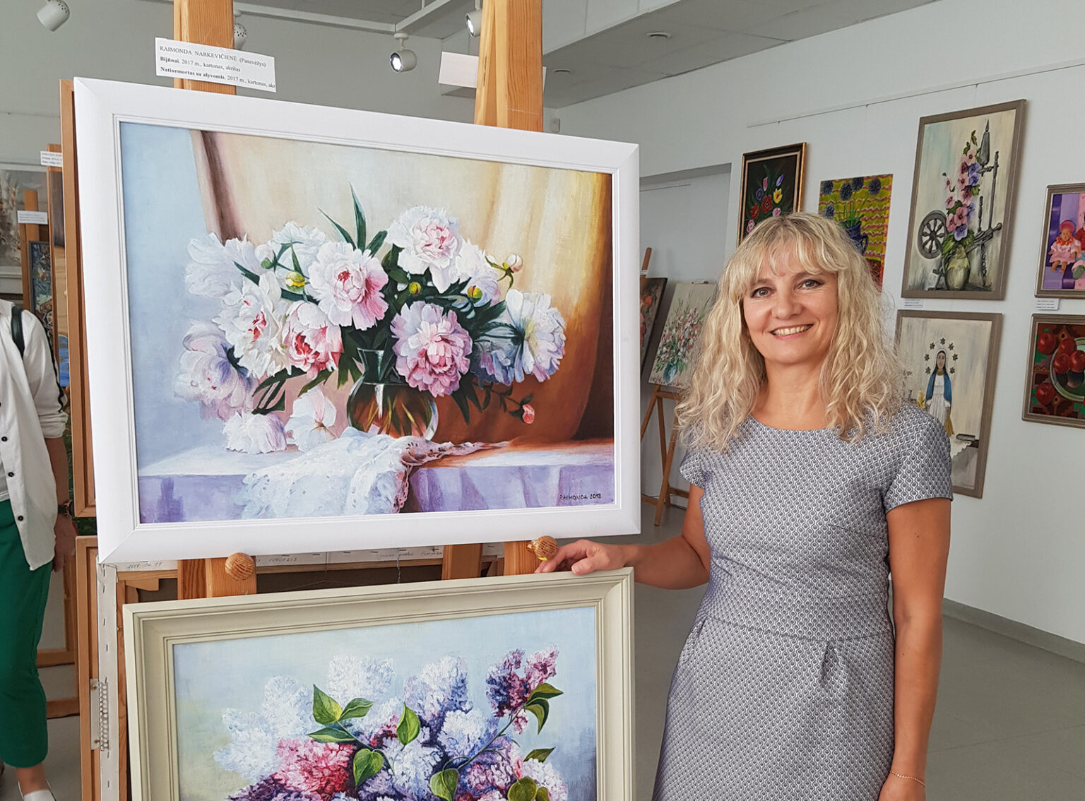 Panevėžietė Raimonda Narkevičienė – diplomuota inžinierė, besirūpinanti kelių priežiūra ir statyba. Pasibaigus darbo dienai, ji brėžinius iškeičia į teptukus ir spalvas. Raimonda atvirauja, kad jaunystėje primirštą pomėgį piešti atradusi ne taip seniai, kai netikėtai pravėrė suaugusiesiems skirtos dailės studijos duris. Nors panevėžietė sako teptuką paėmusi norėdama pabėgti nuo rutinos ir pravėdinti galvą, jos kūrybą įvertino ir garsiausios Jungtinių Amerikos Valstijų galerijos ir muziejai – panevėžietė prestižiniame tapybos konkurse „American Art Awards“ laimėjo pirmąją vietą su darbu „Bijūnai vazoje“.