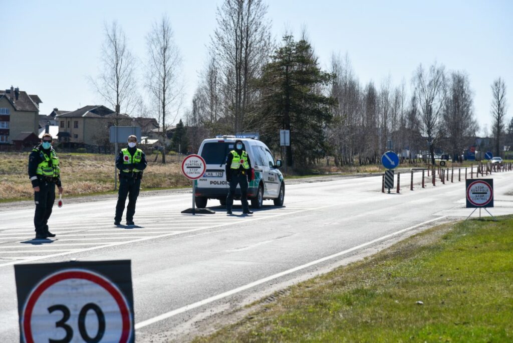 Pirmadienio vakarą nustoja galioti Vyriausybės draudimas gyventojams vykti į kitus miestus nei jų gyvenamoji vieta.