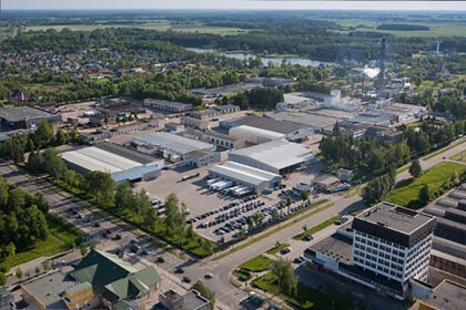 Gausios ugniagesių pajėgos sutelktos gesinti gaisro Rokiškyje, įmonėje „Rokiškio sūris“.