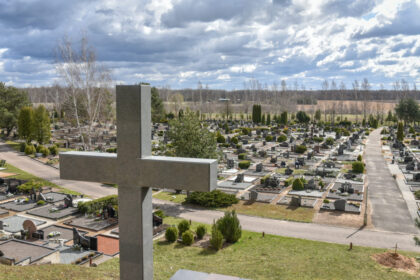 Jeigu neturi pinigų, esi nevertas net elementaraus žmogiškumo ir pagarbos. Taip ironizuoja panevėžietis, laidojęs per Velykas mirusią savo mamą, tačiau iš ritualines paslaugas teikiančios įmonės sulaukęs nemalonaus akibrokšto.