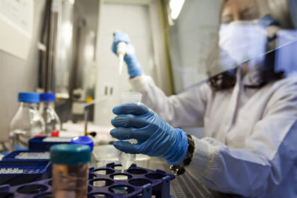 Visi aštuoni nauji Lietuvoje patvirtinti koronaviruso atvejai yra iš viruso židiniais tapusių sveikatos priežiūros ir slaugos įstaigų, BNS šeštadienį informavo Nacionalinio visuomenės sveikatos centro (NVSC) gydytoja epidemiologė Daiva Razmuvienė.