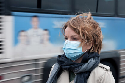 Vyriausybė trečiadienį dviem savaitėms pratęsė karantiną. Sprendime atsirado sugriežtinimų: Vyriausybė pakeitė rekomendaciją dėvėti apsaugines kaukes į privalomą nurodymą tai daryti – jis įsigalios nuo penktadienio.