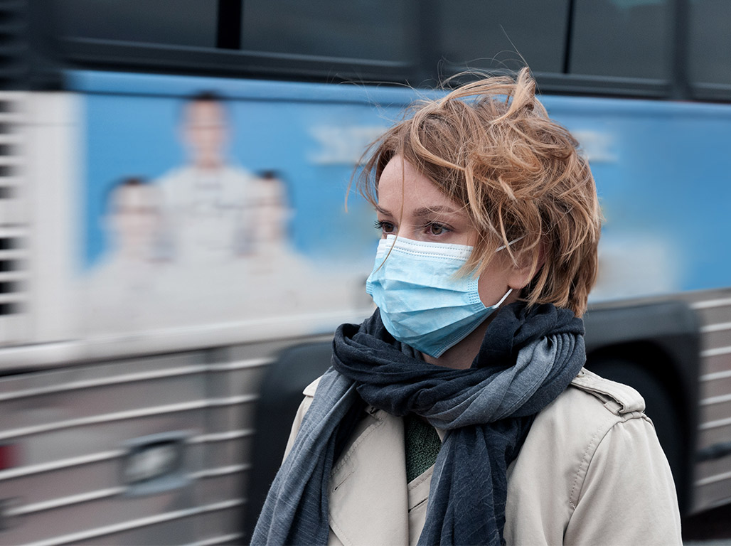 Vyriausybė trečiadienį dviem savaitėms pratęsė karantiną. Sprendime atsirado sugriežtinimų: Vyriausybė pakeitė rekomendaciją dėvėti apsaugines kaukes į privalomą nurodymą tai daryti – jis įsigalios nuo penktadienio.