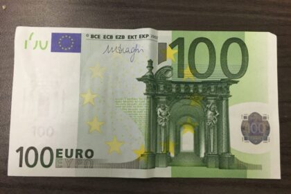 Panevėžio apskrities vyriausiajame policijos komisariate pradėtas tyrimas dėl galimo netikrų pinigų pagaminimo, laikymo arba realizavimo.