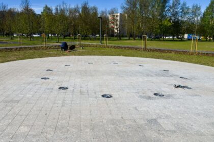 Šokančių spalvotų Panevėžio fontanų ketvirtadienio vakarą į atnaujintą Kultūros ir poilsio parką ketvirtadienio vakarą susirinkę panevėžiečiai liko it musę kandę.