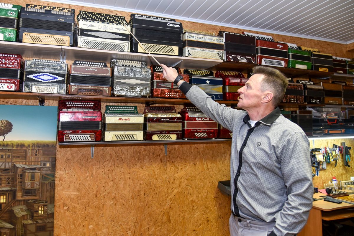 Prieš kelerius metus E. Šaučiūnas pradėjo kolekcionuoti senus dumplinius instrumentus: akordeonus, bajanus, bandonijas, koncertinas, o daugiausia – armonikas. P. Židonio nuotr.
