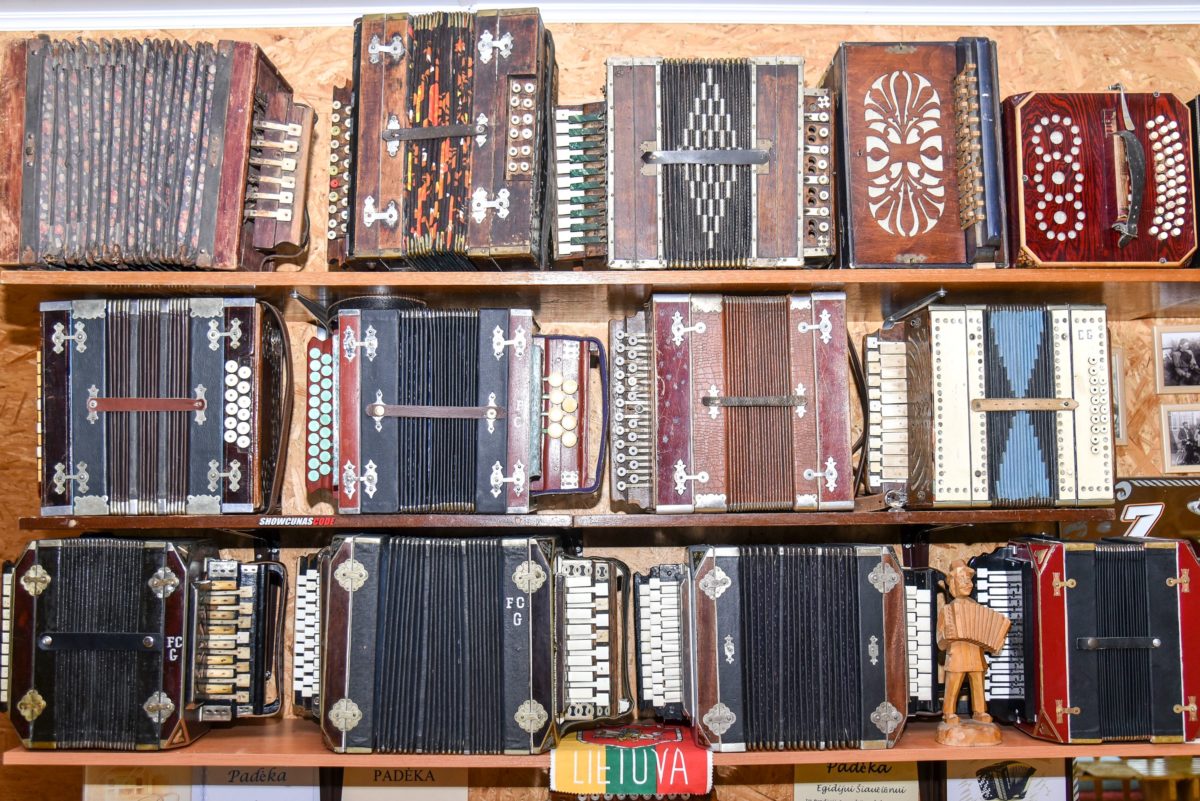 E. Šaučiūno muziejuje – ne tik Lietuvoje gamintos armonikos, bet ir eksponatai iš Vokietijos, Rusijos, Ukrainos, Baltarusijos, labai prabangi Austrijos-Vengrijos imperijos laikų armonika. Ši muzikantui lyg „Rolls Royce“ automobilininkui. P. Židonio nuotr.