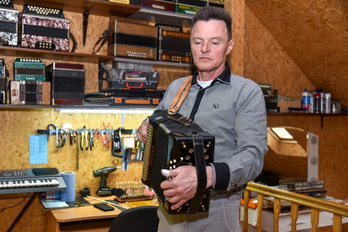 Kažkada su sūnumi kartu įrengta erdvi sporto salė E. Šaučiūno namų mansardoje pakeitė paskirtį. Dabar čia karaliauja nauja šeimininko aistra – muzika ir išties įspūdingas armonikų muziejus. P. Židonio nuotr.