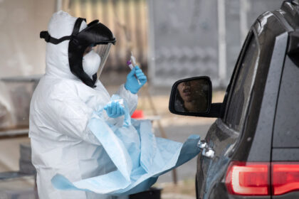 Ištyrus likusius pirmojo proaktyvaus, ilgąjį savaitgalį organizuoto tyrimo ėminius, koronavirusinė infekcija (COVID-19) patvirtinta tik vienam žmogui. Jam tyrimas paimtas Vilniuje. Nuo gegužės 1 d. iki gegužės 3 d. dešimtyje savivaldybių išdalinta beveik 9 tūkst. kvietimų, pasitikrino 3762 žmonės. Pasitikrinti galėjo visi norintys, nors nejaučiantys jokių simptomų.