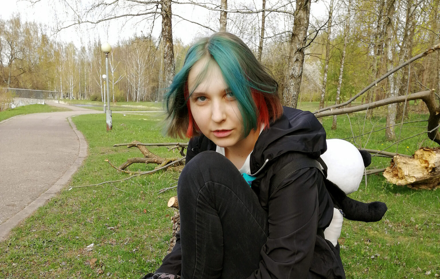 Obuolys nuo obels netoli rieda. Lietuvių patarlė puikiai tinka žinomų panevėžiečių menininkų šeimoje užaugusiai iliustratorei Mildai Radvenskaitei. Kol jos bendraamžiai savo piešinių herojams piešdavo pagaliukus vietoj kojų, Milda, būdama vos ketverių, jau preciziškai dailindavo piešiniuose lenktus kelius.