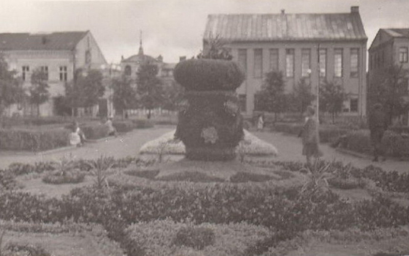 Panevėžys 1949-aisiais. Lenino – dabartinė Laisvės aikštė su fone matomais žydų maldos namais. ŠIAULIŲ REGIONINIO VALSTYBĖS ARCHYVO PANEVĖŽIO FILIALO nuotr.