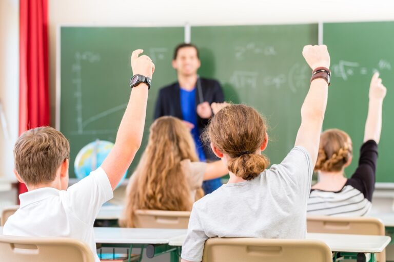 Mokyklų reitingų sudarytojai Panevėžį rodo pavyzdžiu kaip sugebėjusį ekonomiškai susitvarkyti švietimo tinklą ir turėjusį ryžto atsisakyti brangiai kainuojančių mažų mokyklėlių. Dabar vienai jo mokyklai tenkantis vidutinis vaikų skaičius gerokai didesnis nei Šiauliuose ar Alytuje, net ir Vilniuje.