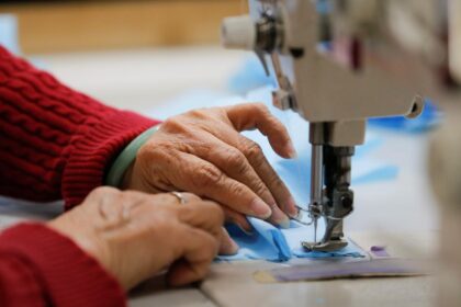 Vyriausybė siūlo mokėti subsidijas darbdaviams, ekstremalios situacijos ar karantino metu išleidžiantiems 60 metų ir vyresnius darbuotojus į prastovas.