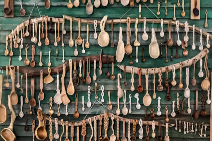 Medžio paviliotas Vidmantas Zakarka metė valdišką darbą ir visa galva nėrė į tautodailę, o sulaukęs jau pusės amžiaus – penkiasdešimties metų – ir pirmąją savo drožinių parodą surengė.