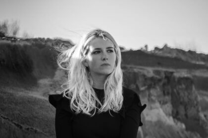 Panevėžietė fotografė Saulė Stanikūnaitė – geras pavyzdys to, jog menininku ne gimstama, o tampama. Pradėjusi nuo pirmosios fotosesijos Berčiūnuose prie ištvinusios upės, šiandien ji jau rengiasi šturmuoti mados fotografų kalvę Falmute, Anglijoje.