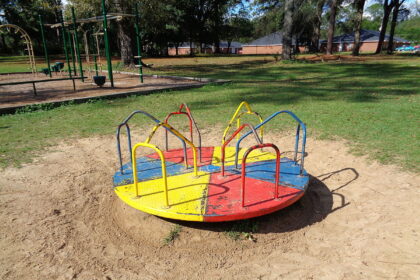 Vaikų žaidimų aikštelėse vėl gali žaisti vaikai iš skirtingų šeimų. Nebelieka iki šiol galiojusio draudimo vienoje vaikų žaidimų aikštelėje žaisti daugiau nei vienos šeimos vaikams, kurio buvo imtasi siekiant valdyti grėsmes dėl koronoviruso infekcijos (COVID-19) plitimo.