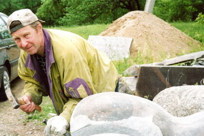 Lietuvoje su akmeniu dirbančius tautodailininkus galima suskaičiuoti rankų pirštais. Vienas jų, aukštaitis Vytautas Jasinskas, sako, jog nemažai laiko praėję, kol pačiam pavykę akmenį perkąsti.