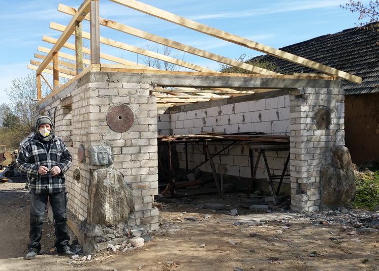 Proga apsilankyti Vytauto Jasinsko sodyboje netrukus bus. Meistras mūrija savo darbų muziejų – įdomų ne tik viduje, bet ir iš išorės. ASMENINIO ARCHYVO nuotr. 