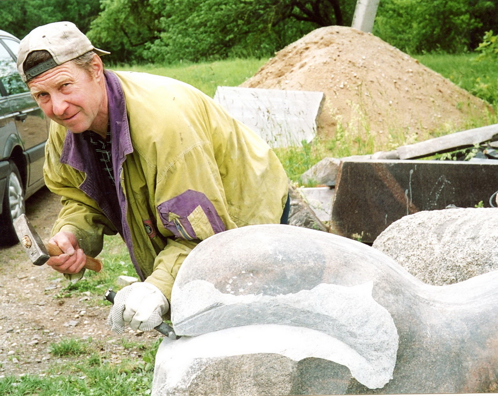 Lietuvoje su akmeniu dirbančius tautodailininkus galima suskaičiuoti rankų pirštais. Vienas jų, aukštaitis Vytautas Jasinskas, sako, jog nemažai laiko praėję, kol pačiam pavykę akmenį perkąsti.