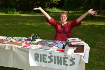 Tautodailininkė Audronė Virbalienė juokiasi: turbūt neatsitiktinai likimas jai atsiuntęs vyrą tokia pavarde. Visgi panevėžietės kūrybos aruode ne tik jai šlovę pelniusios puošnios riešinės. Sunku ir patikėti, kiek energijos ir aistros gali turėti vienas žmogus. Garsioji meistrė restauruoja senovinius baldus ir jau beveik pamiršo kelią ne tik į maisto prekių parduotuves, bet ir vaistines, mat net ir papildus gaminasi pati. O žiemą septintą dešimtį įpusėjusi moteris smagiai niurktelėja į Nevėžio vandenis.