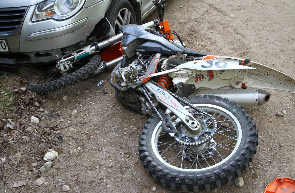 Sekmadienį, 15.32 val. Bendrajame pagalbos centre skubiosios pagalbos tarnybų telefono numeriu 112 gautas pranešimas apie tai, kad Panevėžio r. Kavarsko sen. netoli Grundiškio kaimo motociklininkas atsitrenkė į lengvąjį automobilį. Pirminiais duomenimis eismo įvykio metų nukentėjo motociklininkas.
