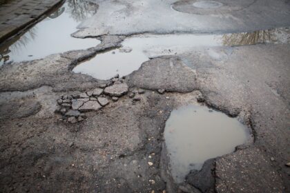 Panevėžio miesto savivaldybė nupirko gatvių remonto paslaugas 3 metams. Rangos darbus atliks viešųjų pirkimų konkursą laimėjusi AB „Panevėžio keliai“, jų vertė – daugiau kaip 5,2 mln. Eur.