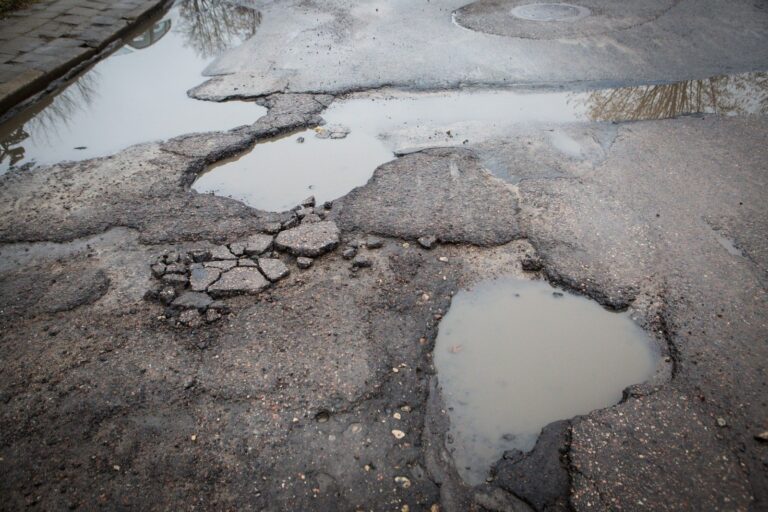 Panevėžio miesto savivaldybė nupirko gatvių remonto paslaugas 3 metams. Rangos darbus atliks viešųjų pirkimų konkursą laimėjusi AB „Panevėžio keliai“, jų vertė – daugiau kaip 5,2 mln. Eur.