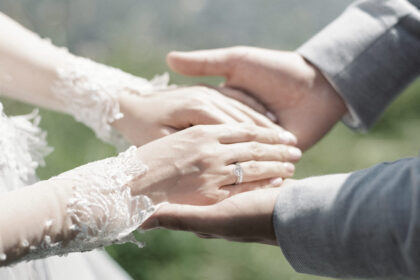 Vyriausybei švelninant karantino sąlygas, civilinės metrikacijos skyriams palaipsniui siūloma grįžti prie įprastos santuokų registravimo tvarkos, ketvirtadienį pranešė Teisingumo ministerija.