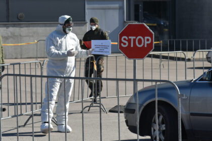 Panevėžio savivaldybei per ilgąjį savaitgalį išdalijus 600 kvietimų išsitirti dėl koronavirusinės infekcijos, 400 jų atsidūrė šiukšlių dėžėse. Tų, kurie visgi ryžosi pasitikrinti sveikatą, tyrimų rezultatai kol kas džiugina.