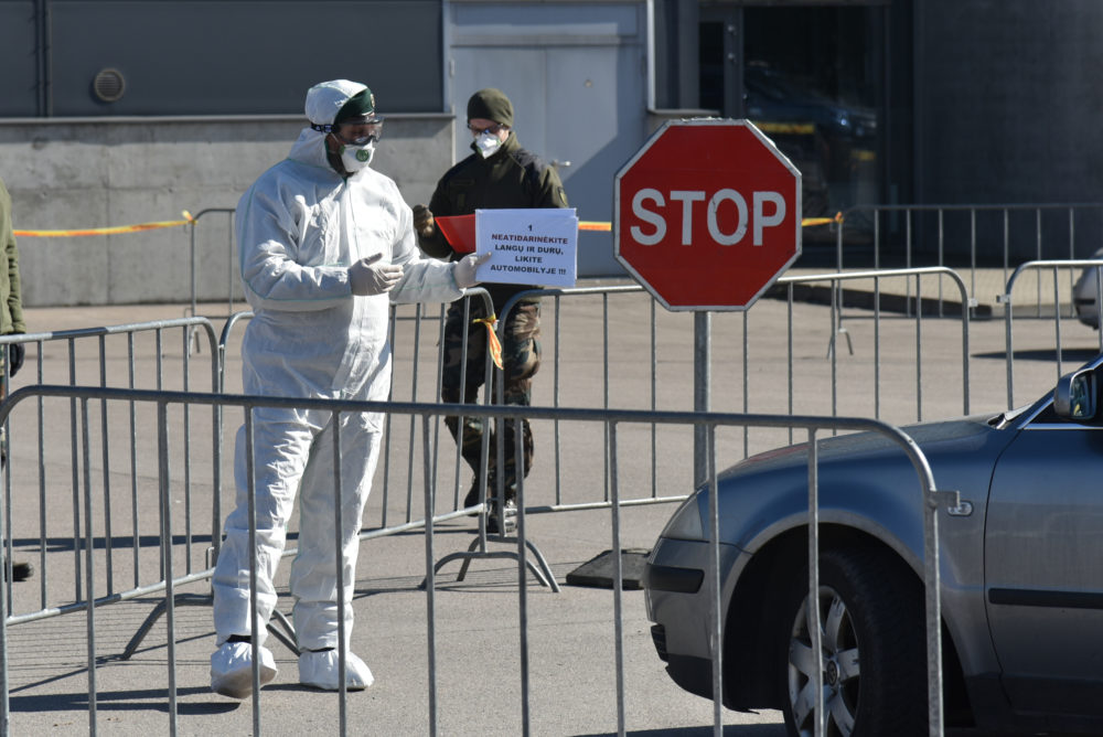 Panevėžio savivaldybei per ilgąjį savaitgalį išdalijus 600 kvietimų išsitirti dėl koronavirusinės infekcijos, 400 jų atsidūrė šiukšlių dėžėse. Tų, kurie visgi ryžosi pasitikrinti sveikatą, tyrimų rezultatai kol kas džiugina.