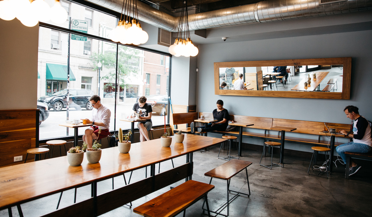 Lietuvoje nustatant nedaug koronaviruso atvejų, svarstoma toliau atlaisvinti karantino sąlygas – leisti individualias treniruotes sporto klubuose, kavinių darbą viduje, sako sveikatos apsaugos ministras Aurelijus Veryga.