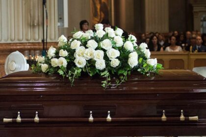 Sveikatos apsaugos ministerija antradienį pranešė švelninanti dėl koronaviruso plitimo grėsmės įvestus reikalavimus laidotuvėms.