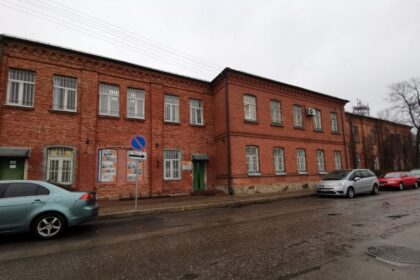 Visai Lietuvai sulaukus rekomendacijų per Motinos dieną nelankyti rizikos grupėje esančių mamų, močiučių, savo artimųjų šią dieną nesulauks ir Panevėžio pataisos namuose kalinčios moterys. Čia renginiai, pasimatymai su artimaisiais pradėti drausti dviem savaitėmis anksčiau, nei buvo paskelbtas visuotinis karantinas, – dar nuo vasario 28-osios. Karantino metu nuteistosioms likęs vienintelis būdas pabendrauti su šeimomis tėra laiškai ir skambučiai.