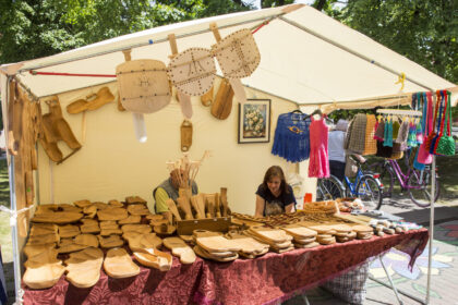Panevėžio miesto savivaldybės taryba pakeitė Vietinės rinkliavos už leidimo prekiauti ar teikti paslaugas viešosiose vietose išdavimą nuostatus, sudarydama palankias sąlygas tautinio paveldo produktų kūrėjams ir atleisdama juos nuo rinkliavos renginių metu.