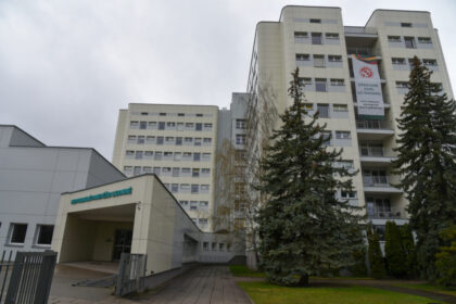 Per karantiną močiutę į ligoninę paguldžiusi Ernesta Milkintienė suskaičiavo per dieną gydytojai skambinusi 40 kartų, bet jos balso taip ir neišgirdo. Per visą savaitę jai taip ir nepasisekė pasikalbėti apie močiutės sveikatą. Kol galiausiai pati sulaukė skambučio iš ligoninės – žinios apie senolės mirtį.