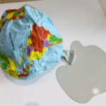 „Šį pavasarį pasaulis gyveno tarsi siurrealistiniame filme – koronavirusas lyg burtų lazdele įprastus žmonių gyvenimus apvertė aukštyn kojom“, – sako kaunietis Alvydas Urbietis, Panevėžio dailės galerijoje pristatantis naujausią savo personalinę erdvinių darbų parodą „Abramakabra“.