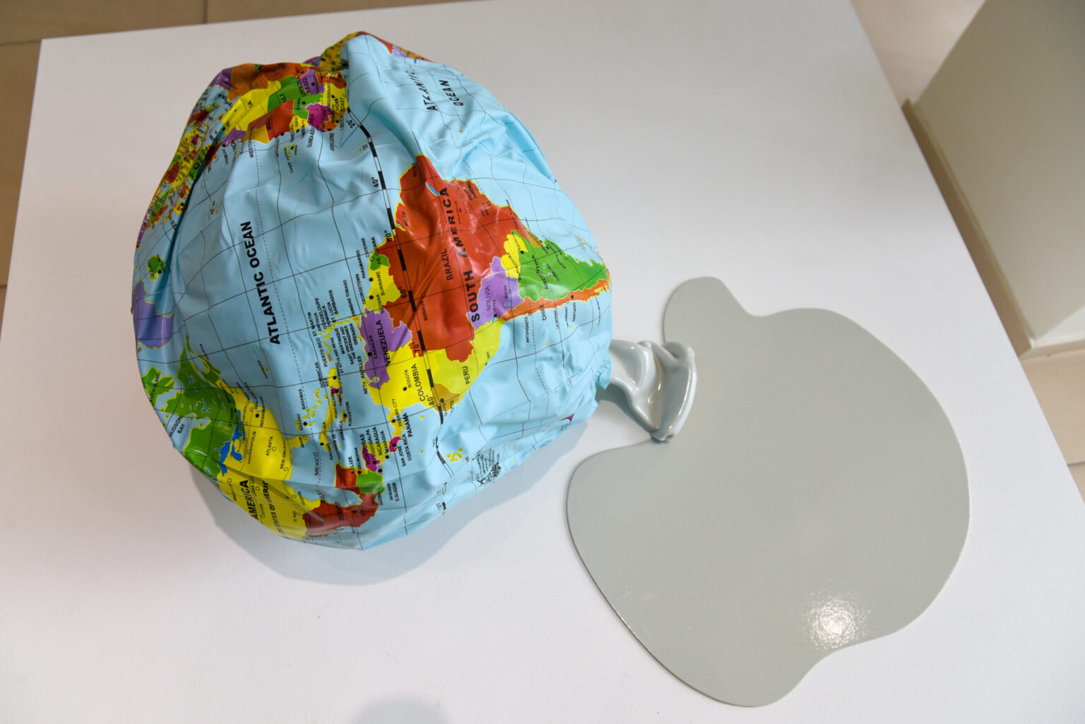 „Šį pavasarį pasaulis gyveno tarsi siurrealistiniame filme – koronavirusas lyg burtų lazdele įprastus žmonių gyvenimus apvertė aukštyn kojom“, – sako kaunietis Alvydas Urbietis, Panevėžio dailės galerijoje pristatantis naujausią savo personalinę erdvinių darbų parodą „Abramakabra“.