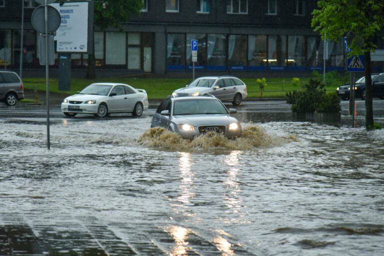 Ketvirtadienio rytą Panevėžį išpraususi stipri liūtis kartu su vasariška gaiva atnešė ir rūpesčių vairuotojams.