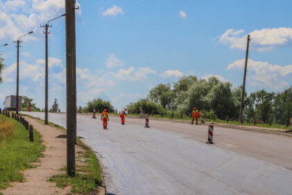 Nors lauke oras pastarosiomis dienomis įkaista daugiau nei iki 30 laipsnių, Panevėžio kelininkai, statybininkai, krovikai dirba kaip dirbę – nuo saulės smūgio juos gelbsti tik kepurės, vanduo, poilsio pertraukėlės ir humoro jausmas.
