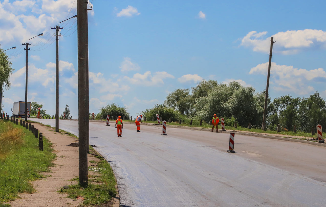 Nors lauke oras pastarosiomis dienomis įkaista daugiau nei iki 30 laipsnių, Panevėžio kelininkai, statybininkai, krovikai dirba kaip dirbę – nuo saulės smūgio juos gelbsti tik kepurės, vanduo, poilsio pertraukėlės ir humoro jausmas.