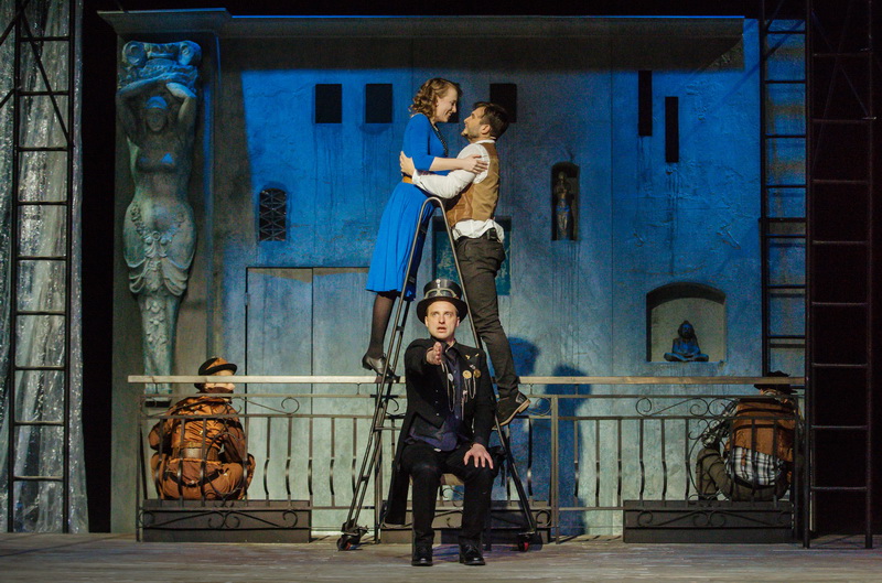 Nors teatro dailininkė dekoratorė lieka užkulisių šešėlyje, tačiau kiekvienos premjeros laukia su ne ką mažesniu jauduliu – kai į darbą įdedi dalelę savęs, negali nerūpėti savos kūrybos vaiko likimas. (Miuziklas „Fantazuotojai“, rež. J. Stasiūnas.) M. I. ŽILĖNAITĖS nuotr.